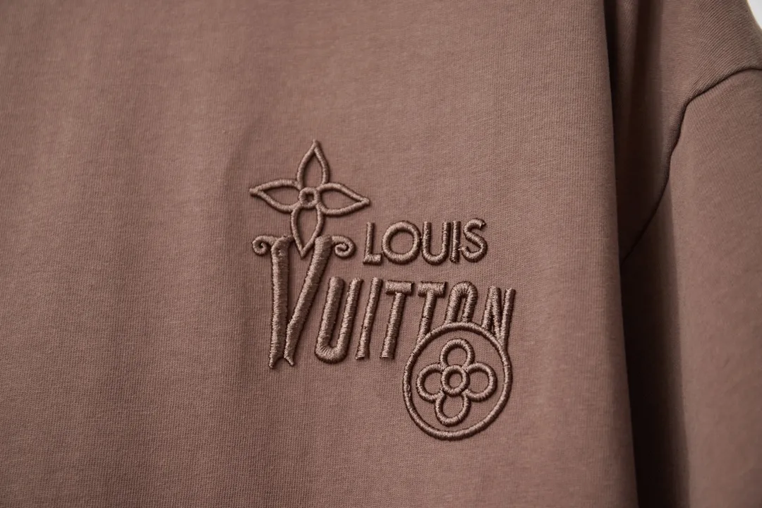 🅿️200 1V 25SS early spring new style short sleeves with embroidered letters, light luxury, a must-have item for daily commuting for men and women, correct version, welcome to compare, detailed features · 320g 100% pure cotton double yarn jersey fabric · Special thickened 32 pieces of double-strand 1X1 thread in the same vat custom dyeing · Imported Tajima machine embroidered LV letters · Double needle stitching and cross-stitching technology · Original main mark, washable tag, brand moisture-proof paper packaging Color: black/white/coffee Size: S/M/L/XL